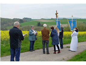 Bittprozession an der Weingartenkapelle (Foto: Karl-Franz Thiede)